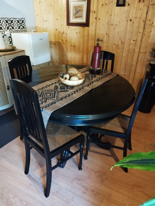 Mesa redonda de 100cm com 4 cadeiras  em palhinha em perfeito estado.