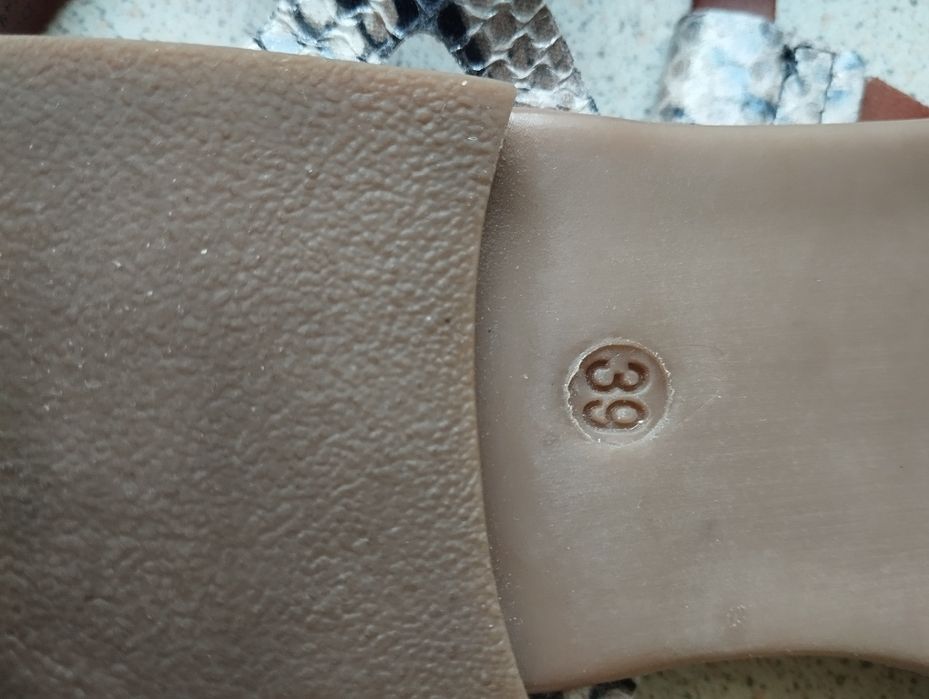 Sandały damskie ze skóry marki Tamaris rozmiar 39.