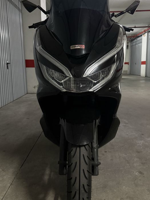 Honda pcx  125.