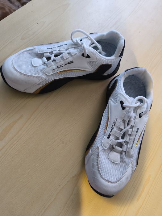 Męskie sneakersy biało - czarne ze złotymi wstawkami