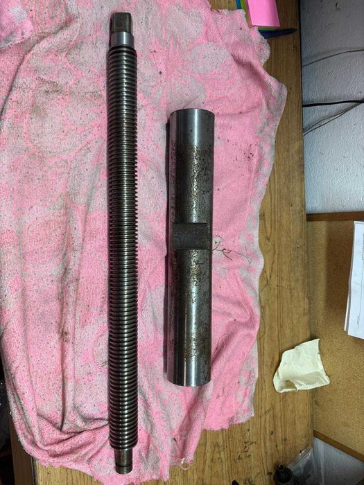 Śruba Trapezowa wraz z nakrętką w wale.