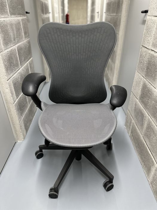 Cadeira cinzenta escritório para secretária giratória - Herman Miller Mirra 2 Graphite Base Model.