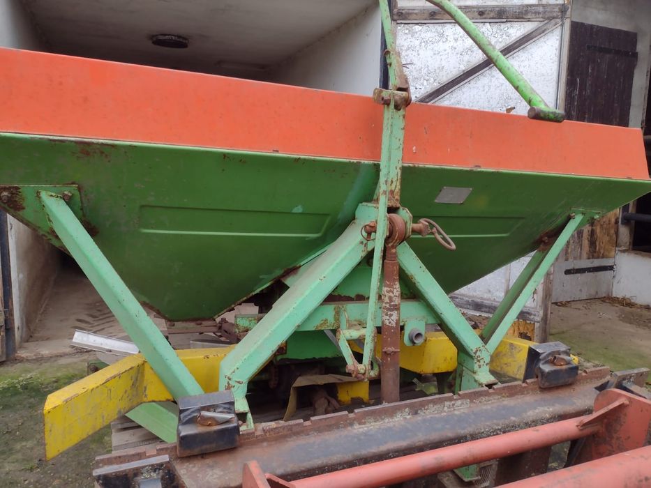 Rozsiewacz nawozów zawieszany NO39 (RNZ-2)