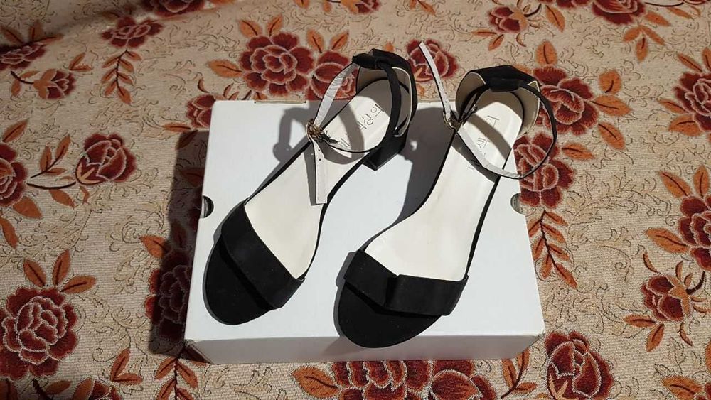 Босоножки женские на ремешке. Новые!