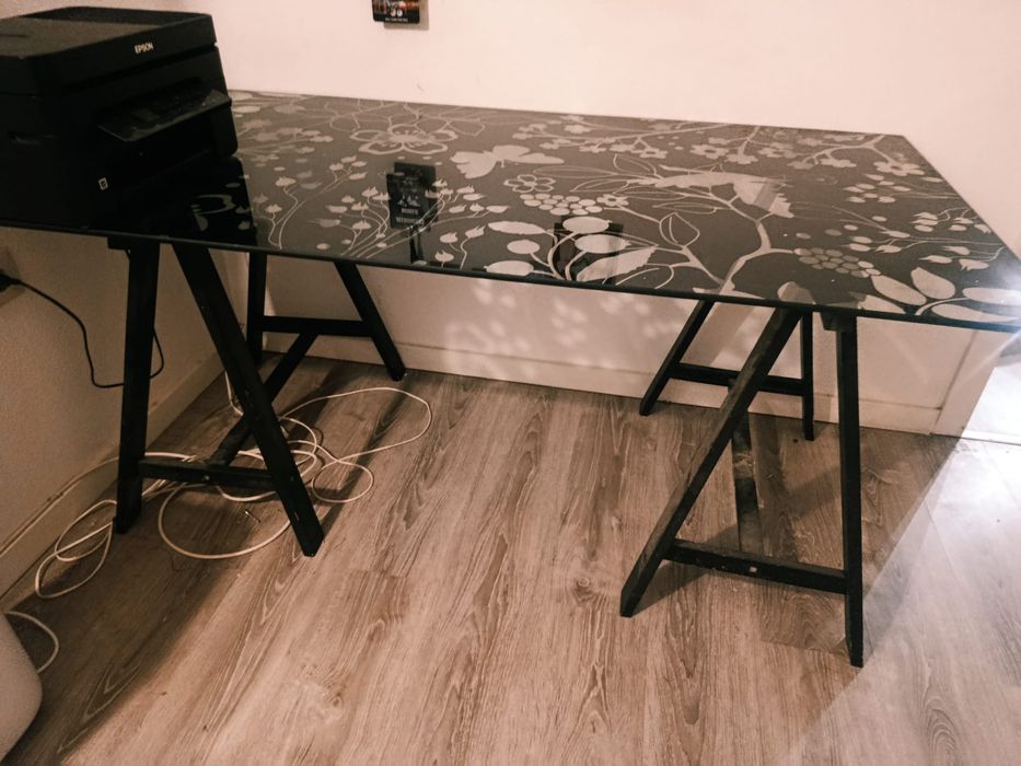 Mesa de vidro com detalhes florais