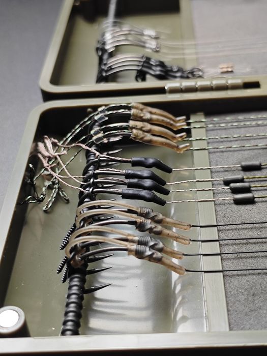 Piórnik pudelko Rigbox + 20 przyponów karpiowych #4 zestaw