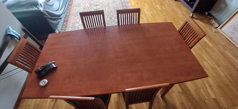 Mesa de jantar, cadeiras e aparador