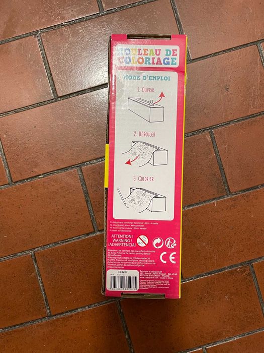 Rolo de colorir com 4 lápis com desenhos de sereias