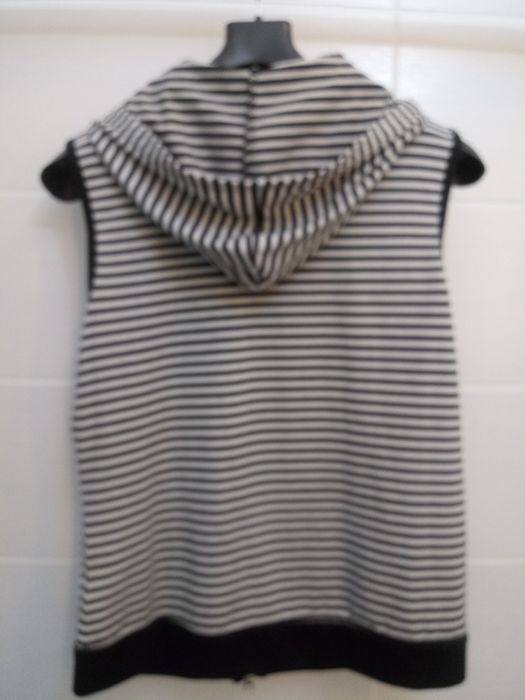 Kamizelka z kapturem z lekkiej dzianiny w paski czarno-białe/ rozm.S/M