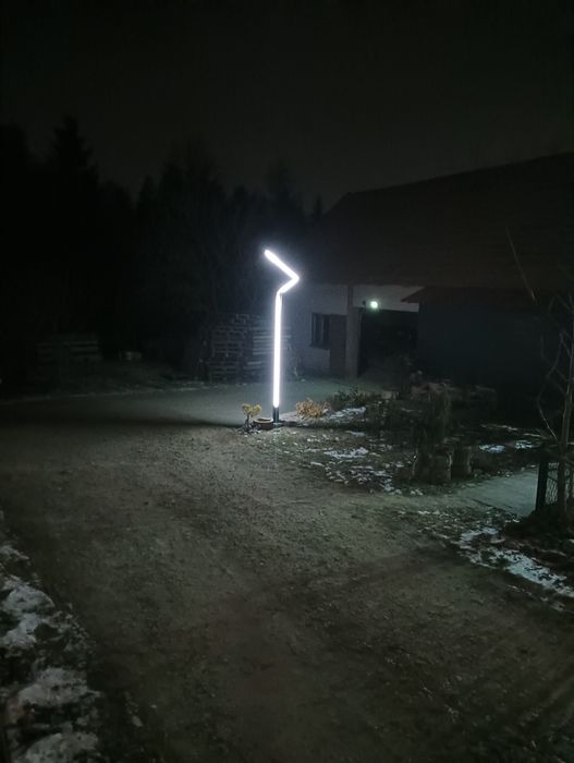 Lampa ogrodowa wysoka.