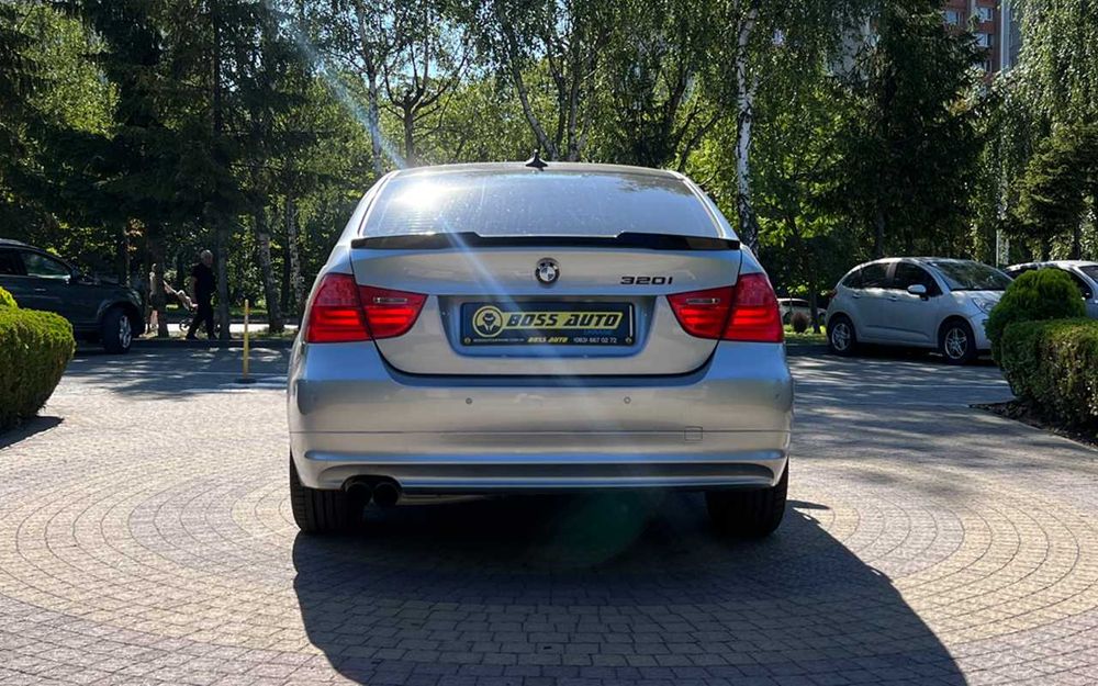 BMW 320 I 2009 року