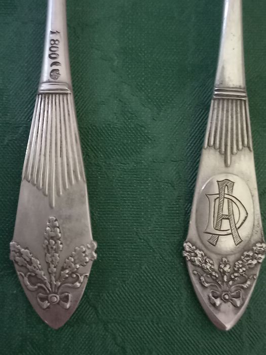 Винтажные серебряные ложки.