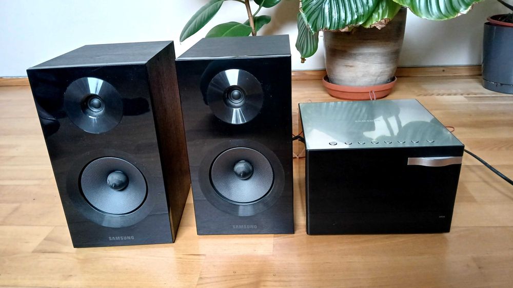 Wieża samsung MM-E330D