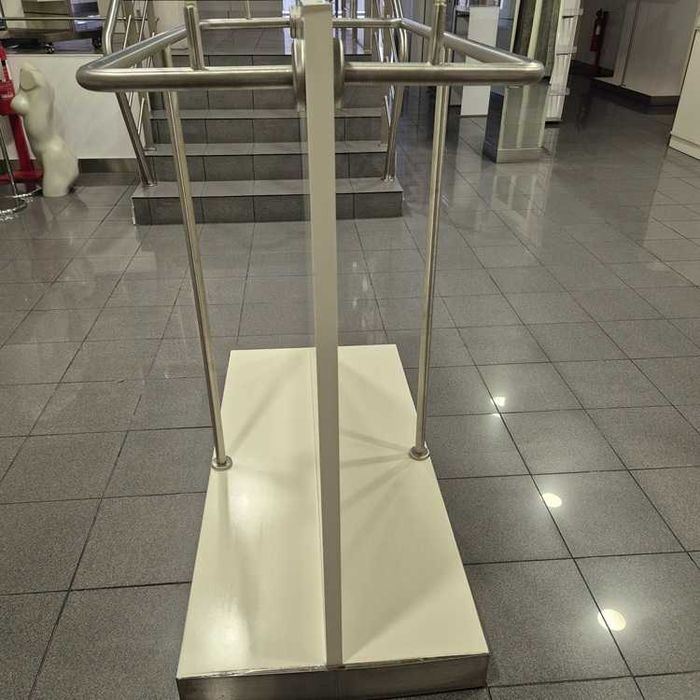 Ilha / Expositor Duplo para Roupa – 1,20m | Vidro + Inox | Rodas Invisíveis