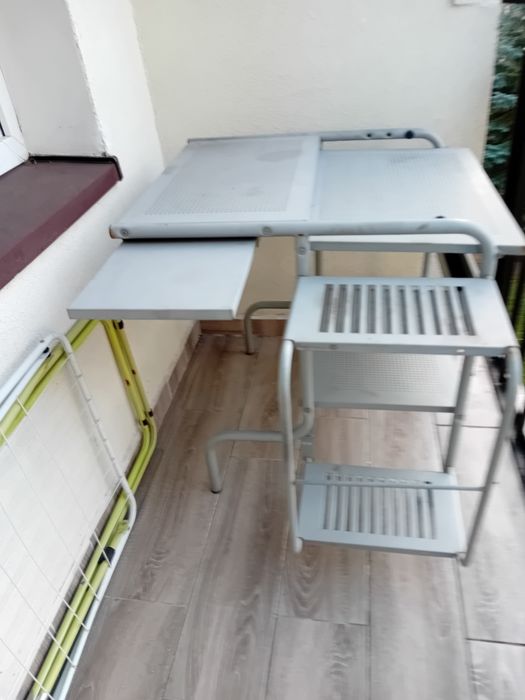 Stolik metalowy na zewnątrz