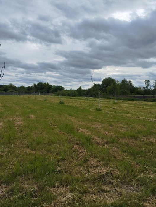 Продам біля міста земельну ділянку