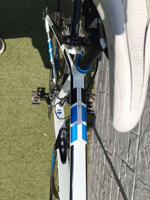 Trek Madone 2.1 H2 (Tamanho M/54) – Shimano 105 – Com Extras