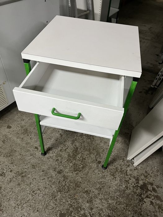 Mesa móvel de apoio em chapa com gaveta MAFIROL