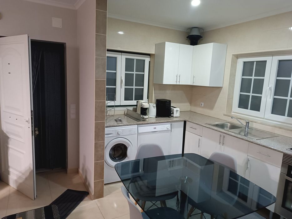 Aluga-se casa com dois quartos