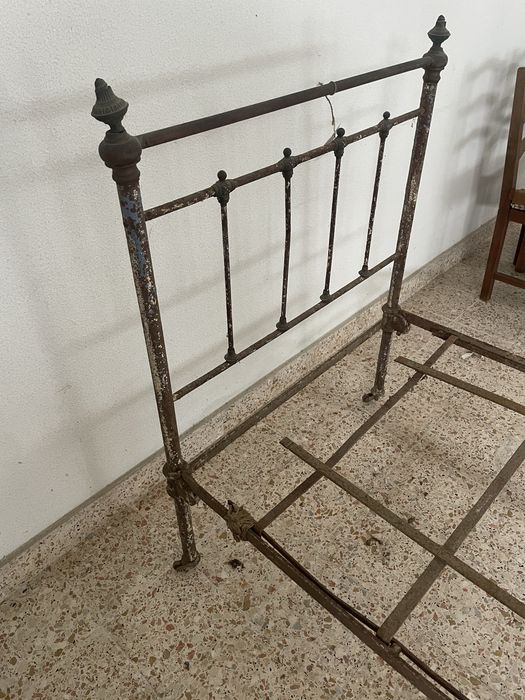Cama de ferro antiga para recuperar