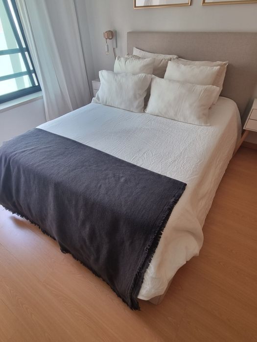 Vendo cama com cabeceira em tecido e colchão