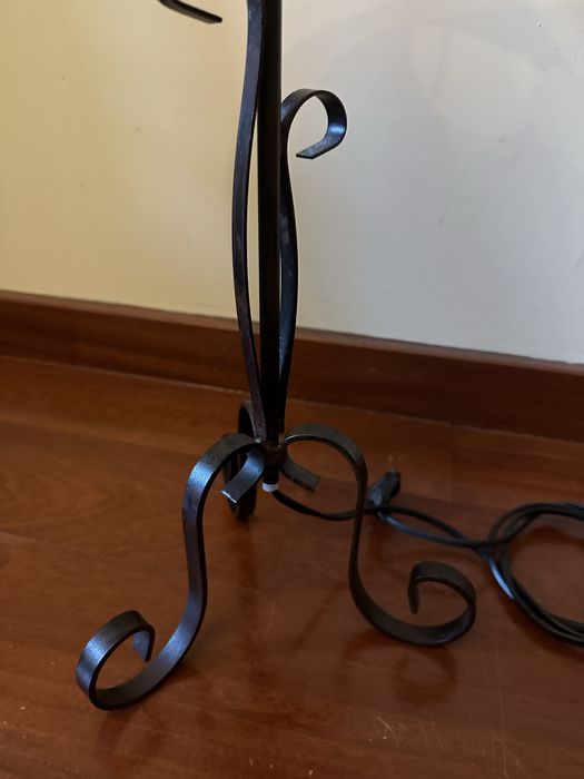 Candeeiro de ferro preto com abajur bege