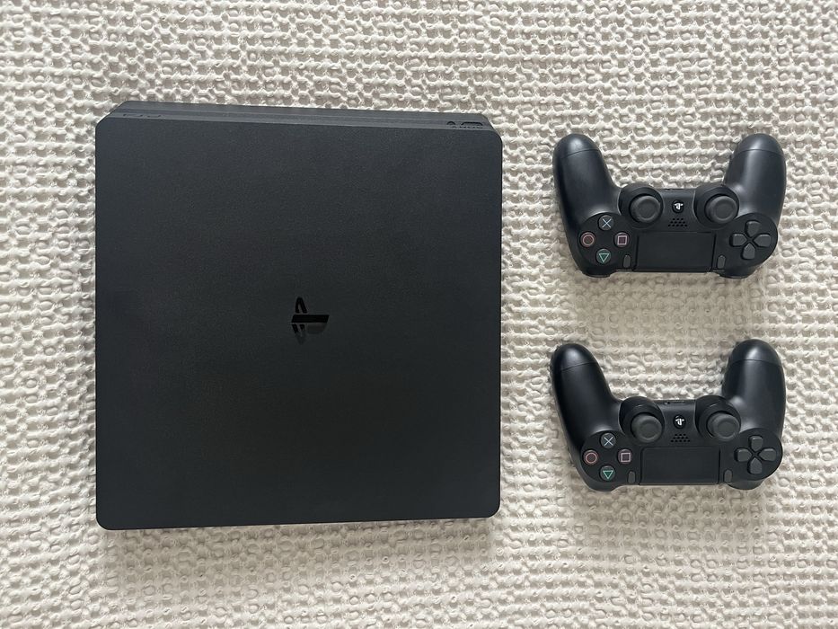 PlayStation 4 slim + dwa oryginalne kontrolery + cztery gry