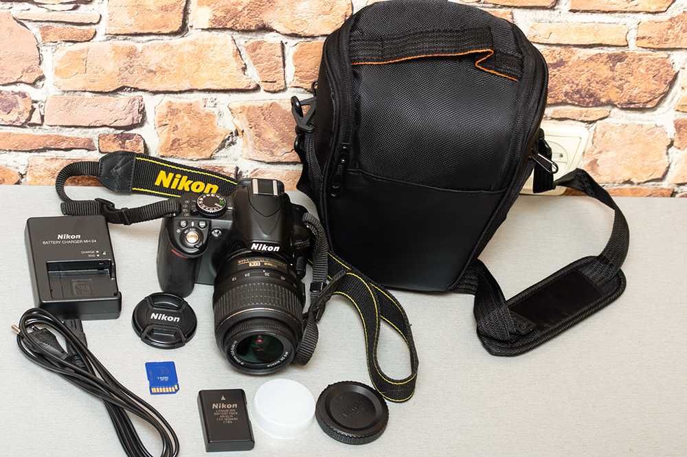 Дзеркальний фотоапарат Nikon D3100 з об’єктивом та сумкою