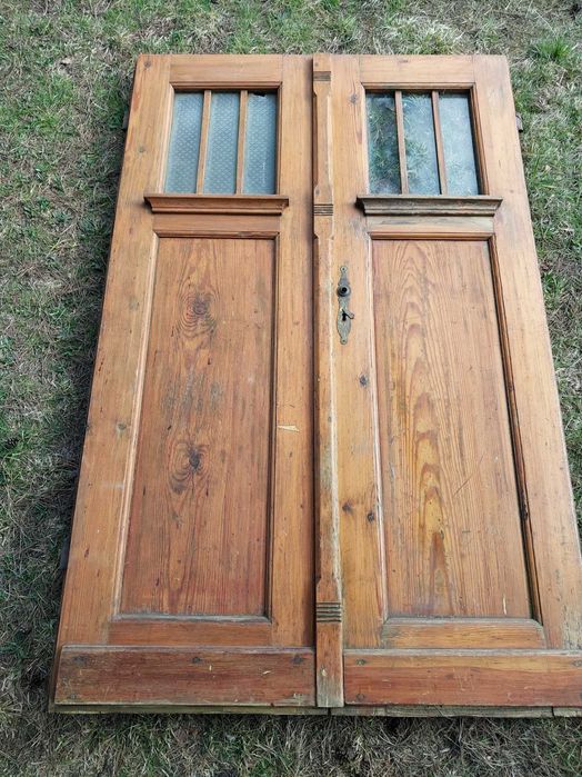 Zabytkowe drzwi dwuskrzydłowe, drewniane do renowacji.