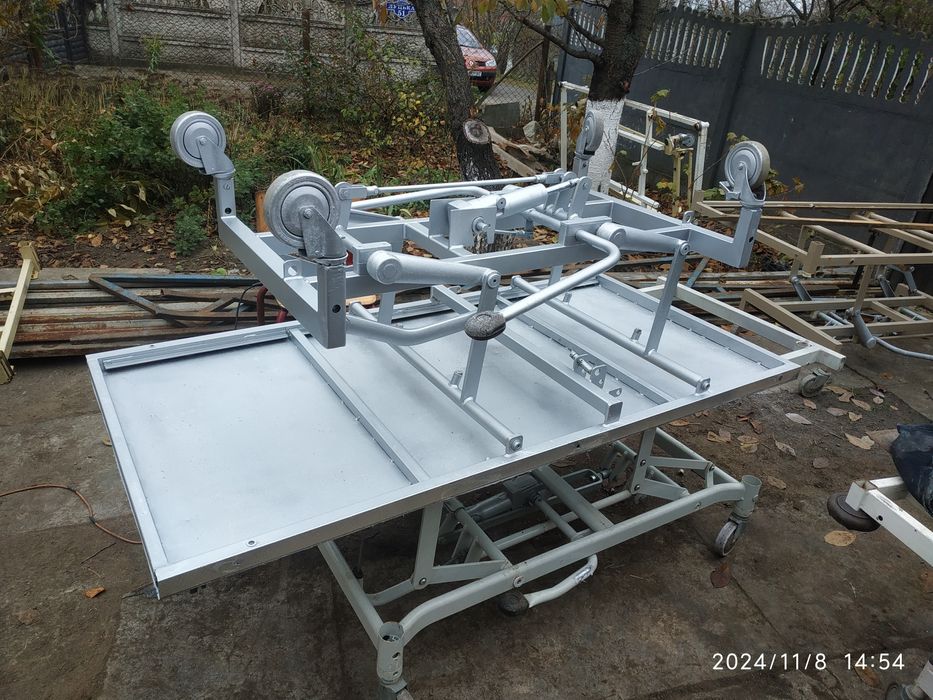 Стіл металевий на колещатах