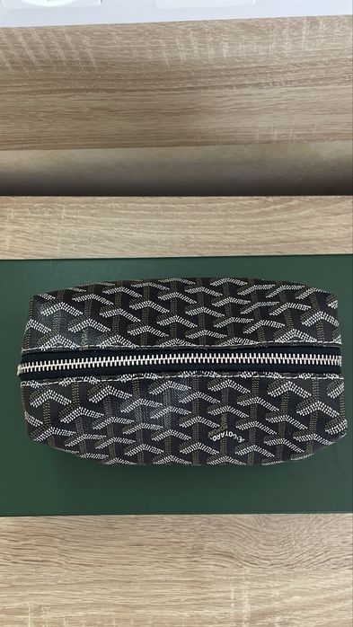 Necessaire de viagem com monograma em preto e cinzento