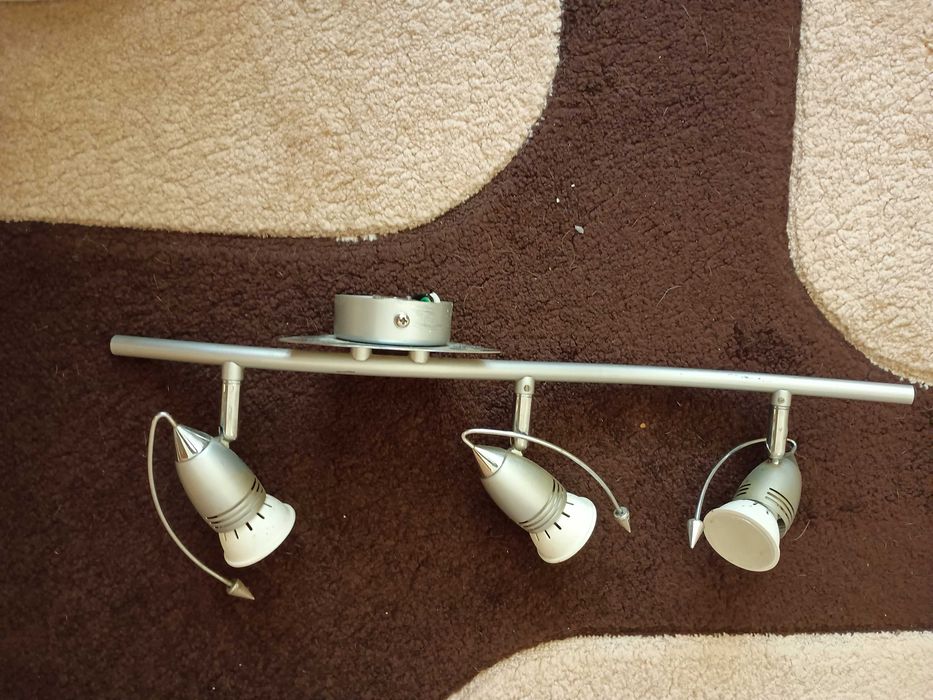 Listwa sufitowa na trzy żarówki, żarówki używane w komplecie.