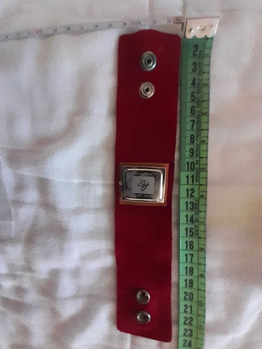 Relógio vermelho da Bijou Brigitte