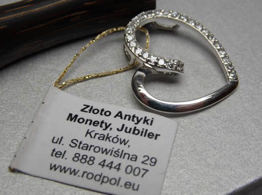 Srebrny wisior serce z cyrkoniami.