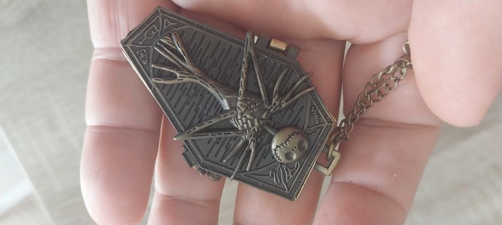 Relógio Estranho Mundo de Jack formato Caixão