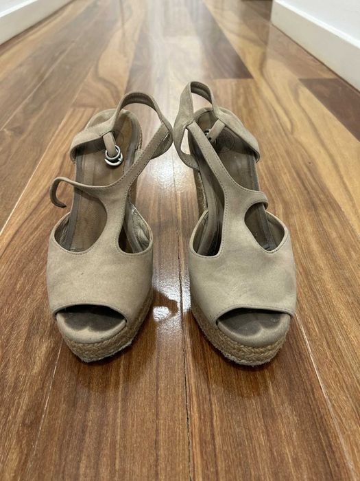 Sandálias de camurça com plataforma de ráfia