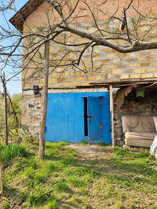 Запасний варіант на зиму — будинок із піччю, криницею та 8 сот
