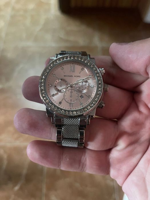 Продаю часы оригинальные от Michael Kors