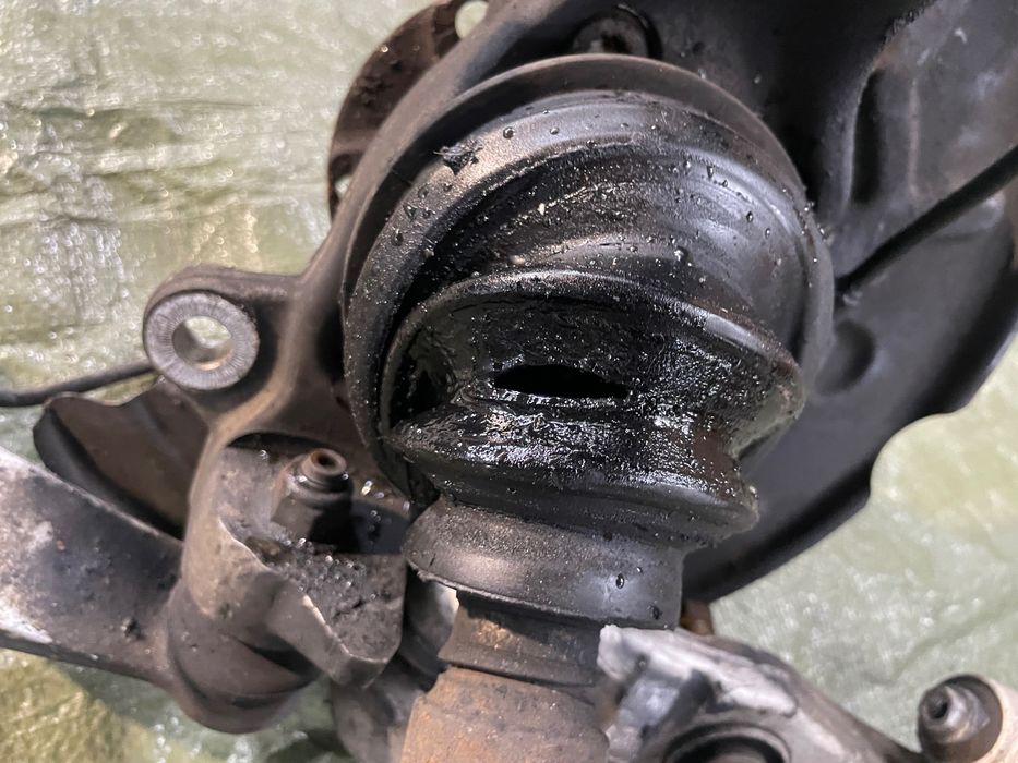 AUDI A4 B6 B7 zwrotnica noga piasta wahacze prawa