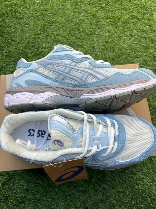 Asics gel azul.