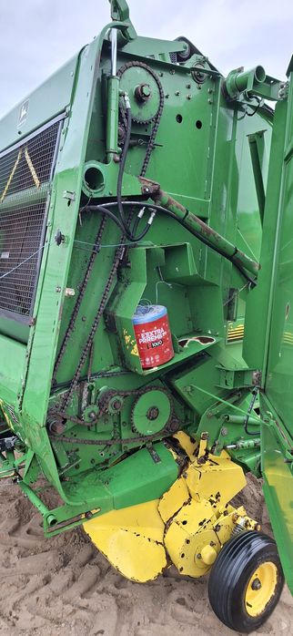 Prasa rolująca John Deere 580 szeroki podbieracz.