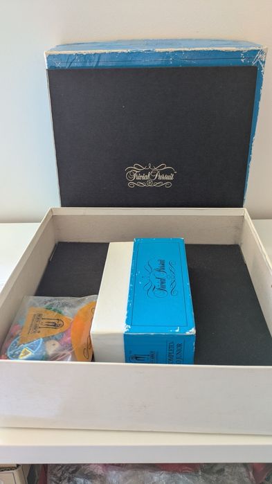 2 jogos de tabuleiro (Trivial Pursuit + Dicciopinta)