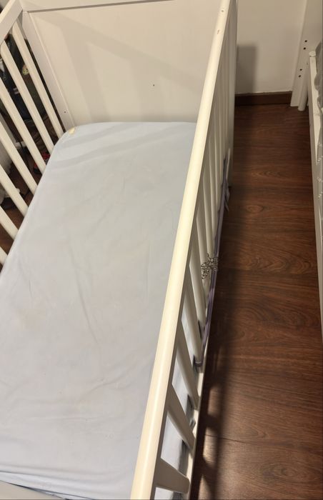 Berço com colchão e capa impermeável