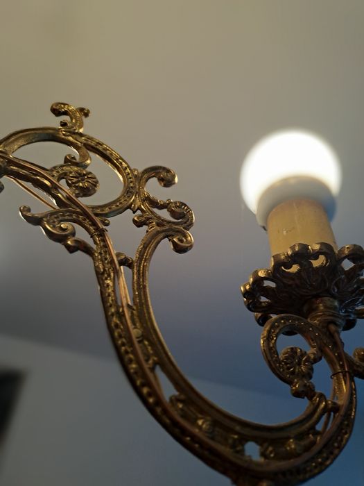 Piękny 4 ramienny żyrandol, mosiądz i drewno