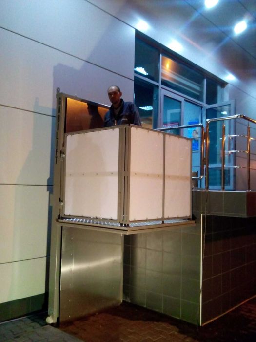 Вертикальний ліфт підіймач для інвалідів