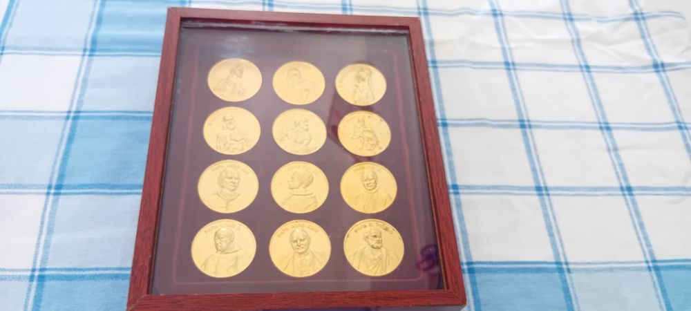 Moedas douradas com os papas e os seus apóstolos
