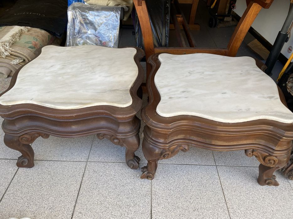 Conjunto de três mesas de madeira em castanho, com tampo em mármore branco
