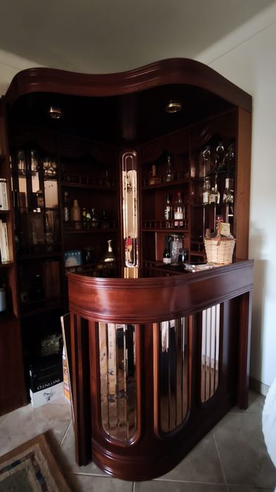 Móvel bar com espelhos