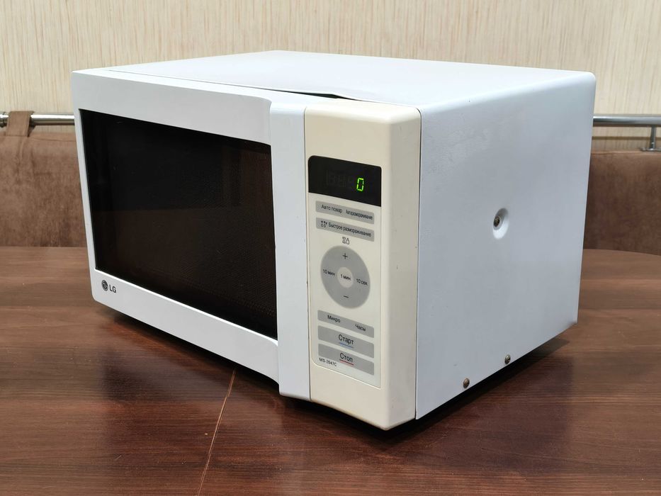 Рабочая микроволновая печь «LG» с тарелкой.