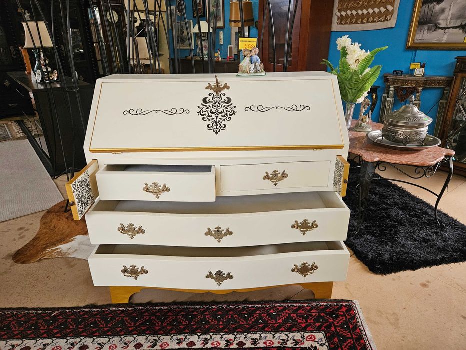 Escrivaninha restaurado de forma personalizada